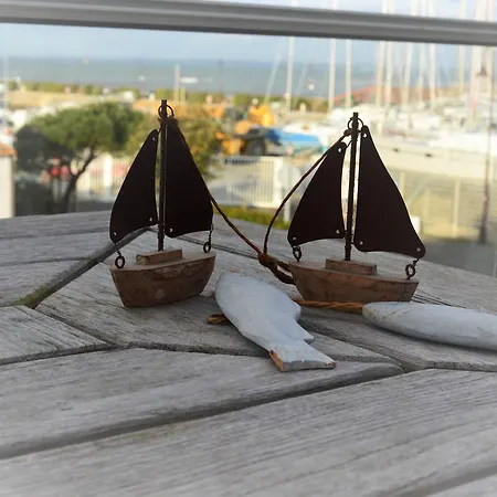 Bord A Bord ホテル 2*