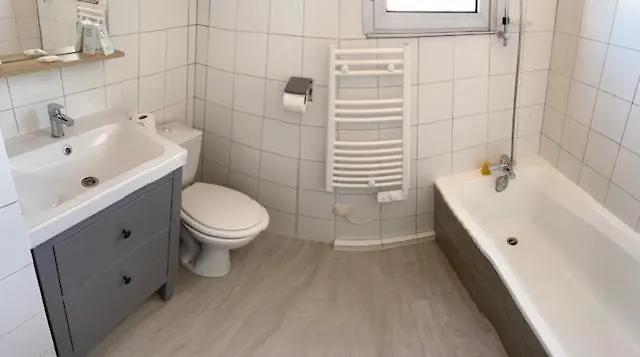 Bord A Bord 酒店 2*